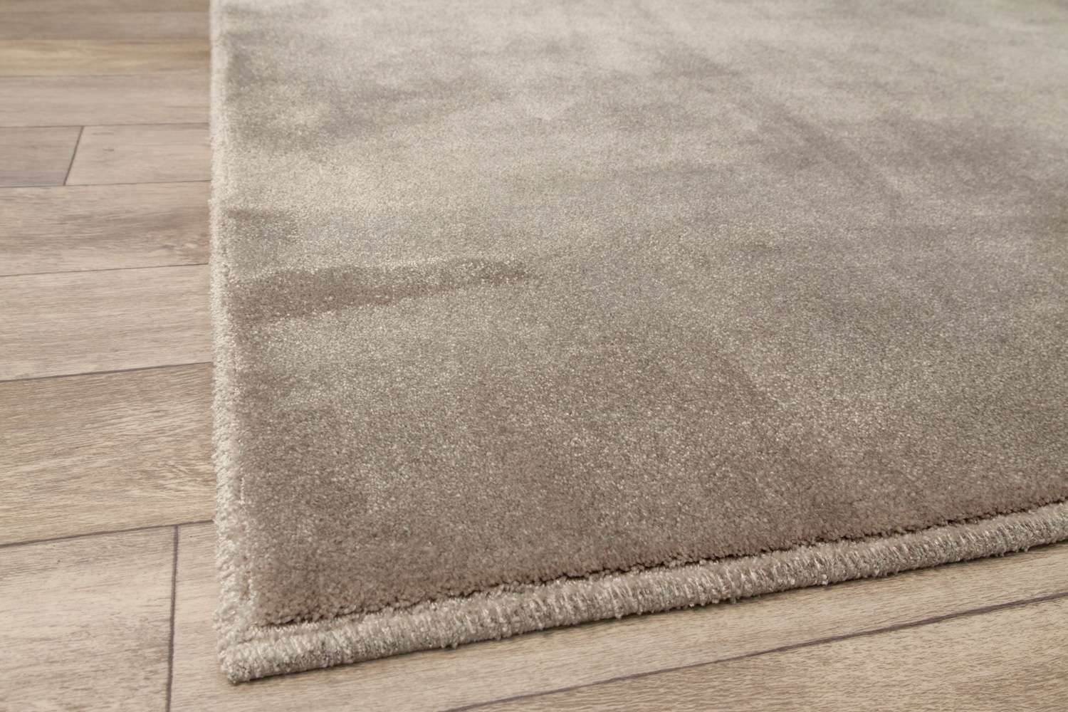 Maserati 115 Taupe kantet gulvteppe